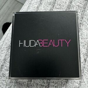 Huda Beauty light tantour contour and bronzer cream